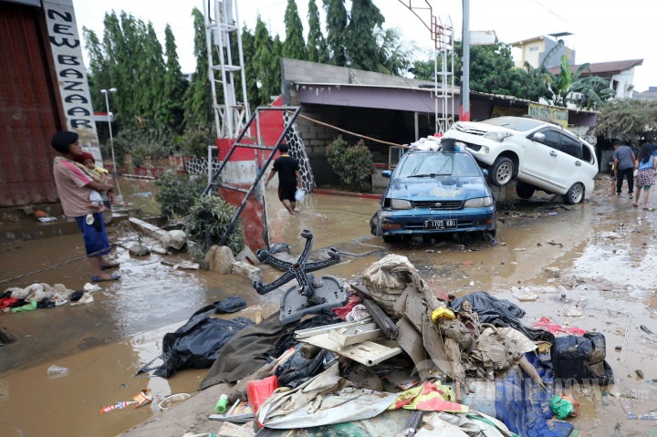 Puluhan Mobil Ringsek Diterjang Banjir di Pondok Gede