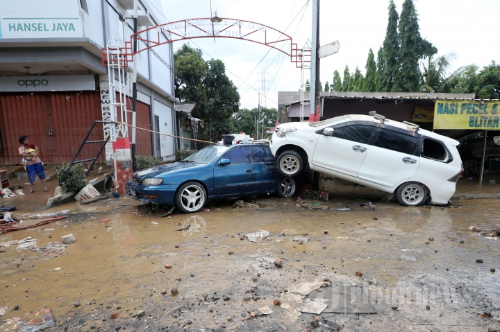 Puluhan Mobil Ringsek Diterjang Banjir di Pondok Gede