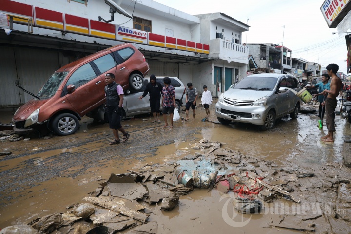 Puluhan Mobil Ringsek Diterjang Banjir di Pondok Gede