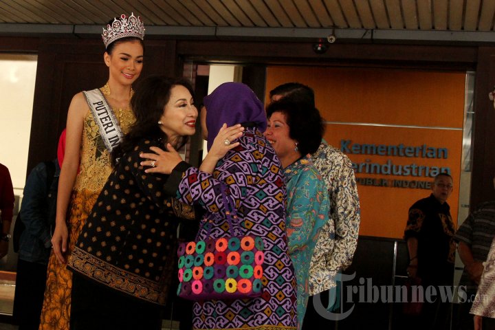 Puteri Indonesia Hadiri Pameran Kosmetik dan Jamu