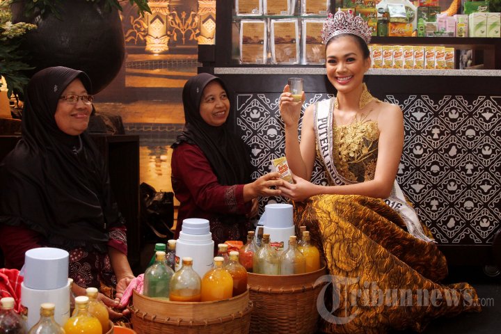 Puteri Indonesia Hadiri Pameran Kosmetik dan Jamu
