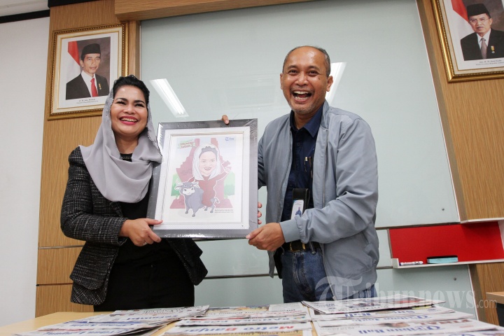 Puti Mendatangi Kantor Tribun