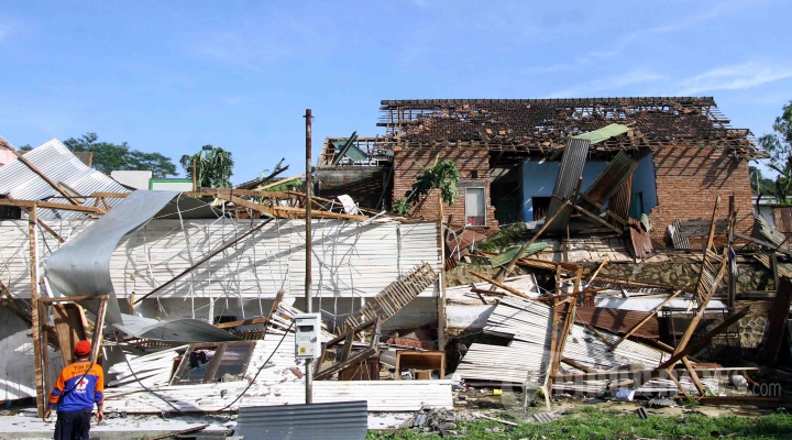 Puting Beliung Rusak Ratusan Rumah di Singosari Malang