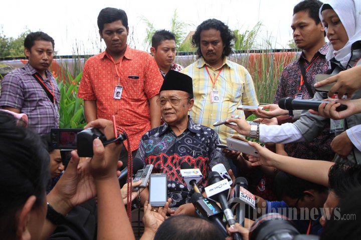 Putra dan Paman Jokowi Konpers soal Pernikahan