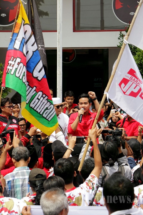 Putra pertama Presiden Joko Widodo, Gibran Rakabuming Raka, memberikan pidato politik di depan pendukungnya usai menyerahkan formulir pendaftaran bakal calon Wali Kota Solo 2010 ke kantor DPD PDIP Jawa Tengah, di Semarang, Kamis (12/12/2019). Gibran mendatangi kantor DPD PDIP Jateng dengan dikawal oleh ribuan pendukungnya. 