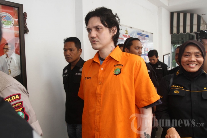 Putra Rocker Ahmad Albar, Ozzy Albar, Ditangkap Polisi