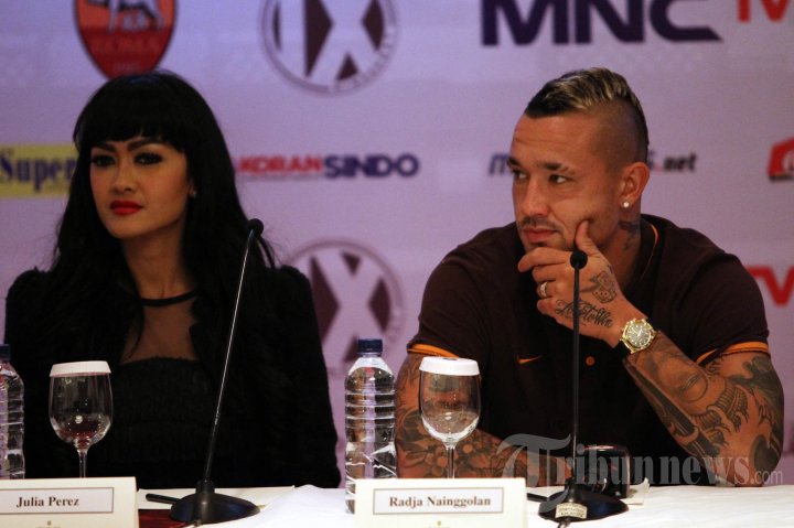 Radja Nainggolan dan Julia Perez Hadiri Konpers AS Roma