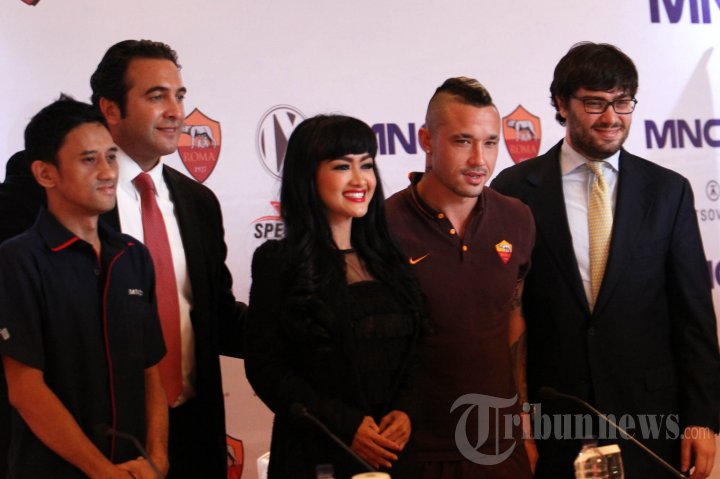 Radja Nainggolan dan Julia Perez Hadiri Konpers AS Roma