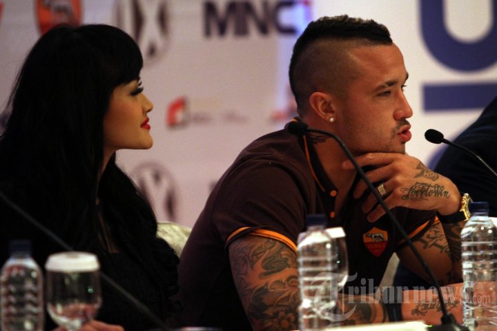 Radja Nainggolan dan Julia Perez Hadiri Konpers AS Roma