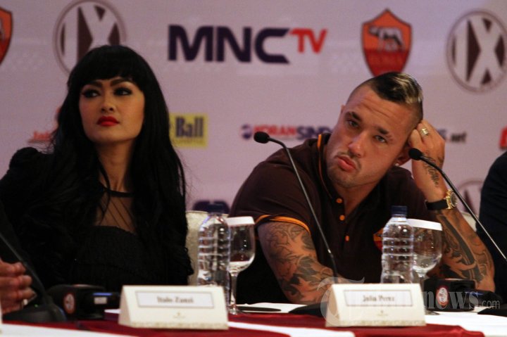 Radja Nainggolan dan Julia Perez Hadiri Konpers AS Roma