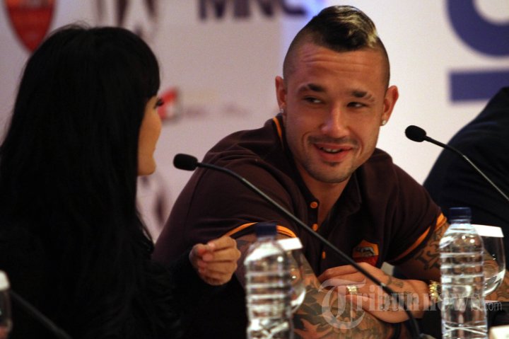 Radja Nainggolan dan Julia Perez Hadiri Konpers AS Roma
