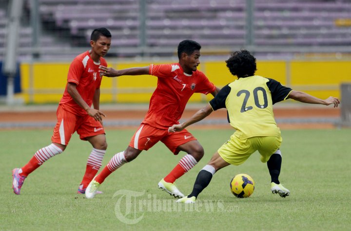 Ramdhani Lestaluhu Dihadang Pemain Martapura FC