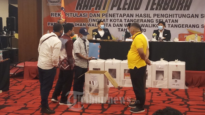 Rapat Pleno Rekapitulasi Suara Hasil Pilkada Tangsel 2020