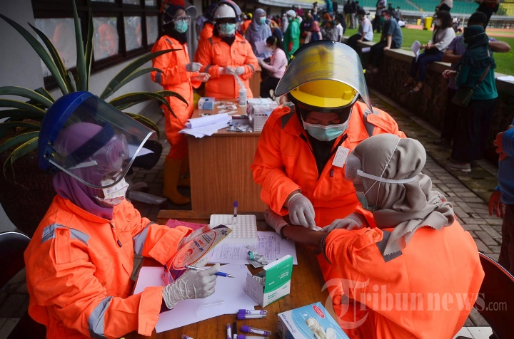 Rapid Test Covid-19 Massal di Stadion Patriot Bekasi