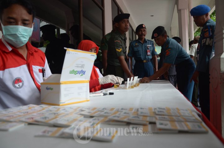 Ratusan Anggota TNI Tes Urine