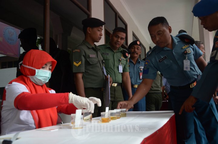 Ratusan Anggota TNI Tes Urine