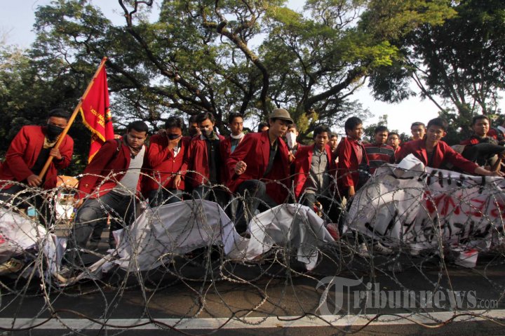 Ratusan Mahasiswa Demo Peringati Harkitnas