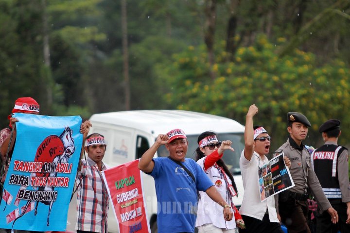 Ratusan Massa Demo di Kantor Gubernur Kalbar