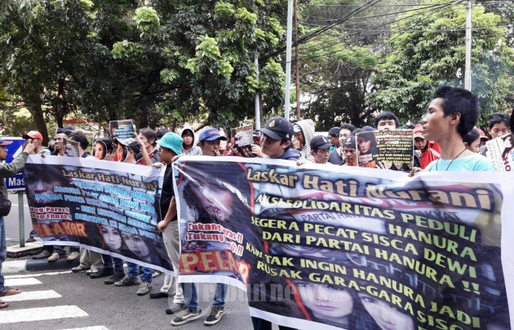 Ratusan Massa Desak Pedangdut Sisca Dewi Dicopot dari Hanura