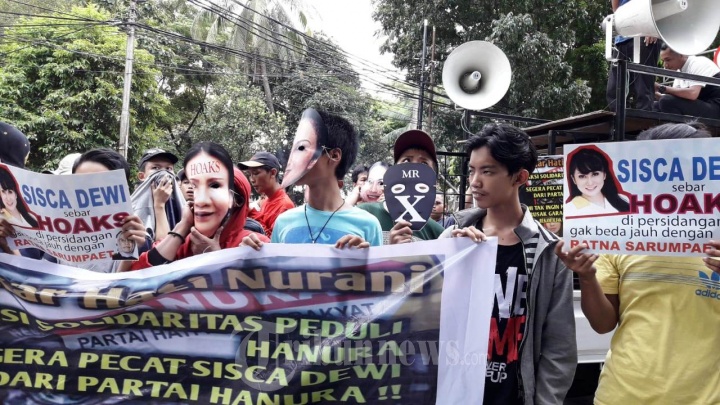 Ratusan Massa Desak Pedangdut Sisca Dewi Dicopot dari Hanura