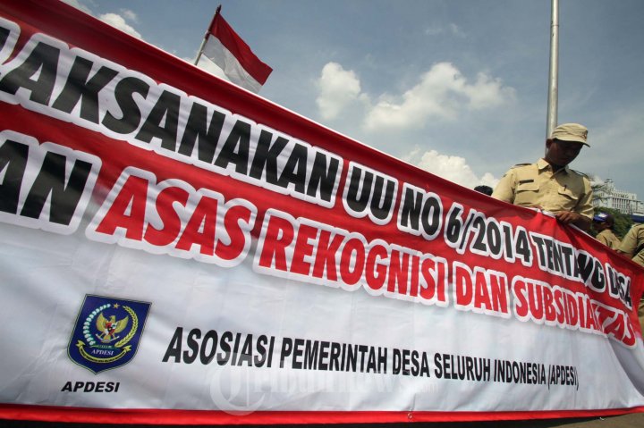 Ratusan Perangkat Desa Demo Di Depan Istana