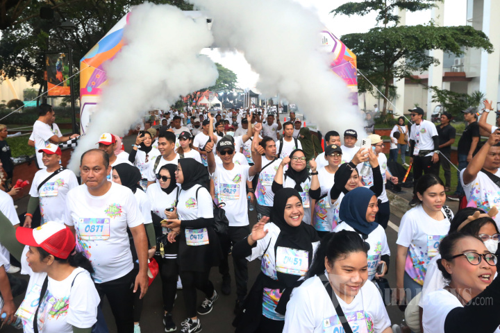 Ratusan Peserta Color Run Warnai HUT ke-18 ICM