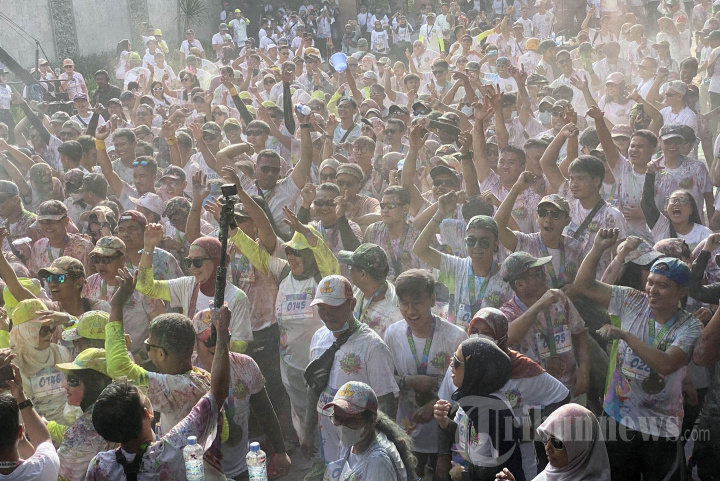 Ratusan Peserta Color Run Warnai HUT ke-18 ICM