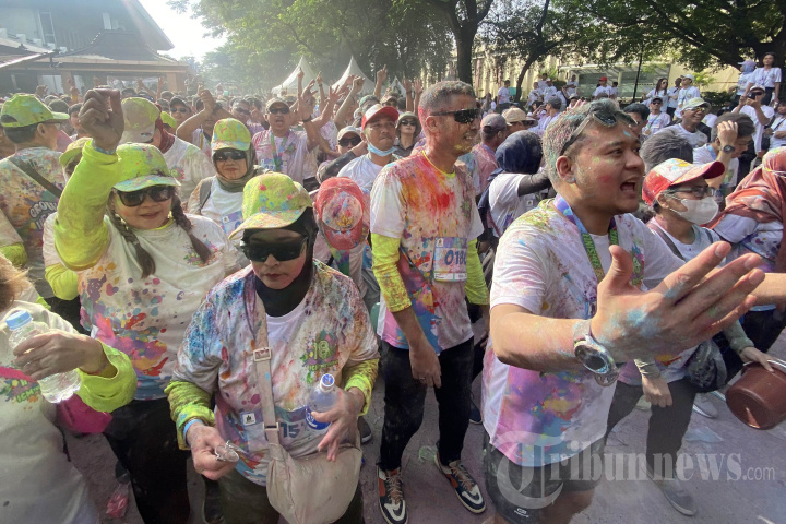 Ratusan Peserta Color Run Warnai HUT ke-18 ICM