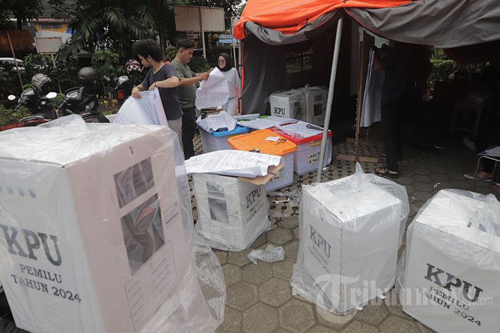 Rekapitulasi Surat Suara Pemilu 2024 di Kecamatan Kebayoran Lama