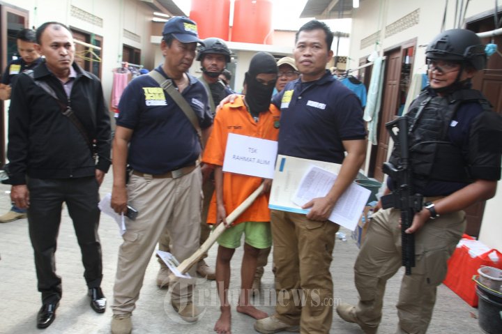 Rekonstruksi TKP 3 Pembunuh Enno Parihah Dengan Cangkul