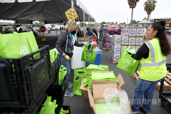 Rekor Inflasi AS, Warga Rela Antre Makanan Gratis