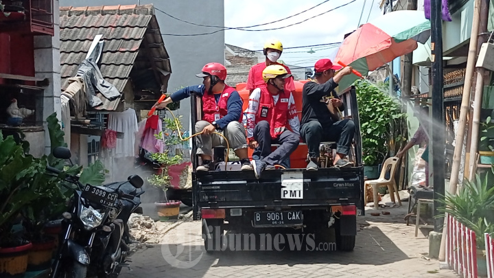 Relawan PMI Lakukan Penyemprotan Disinfektan
