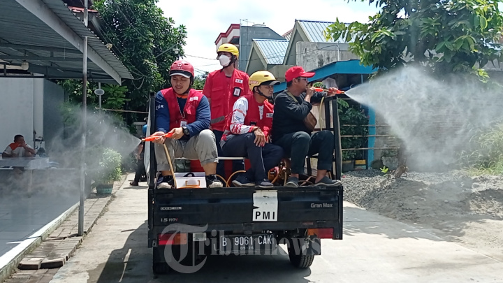Relawan PMI Lakukan Penyemprotan Disinfektan