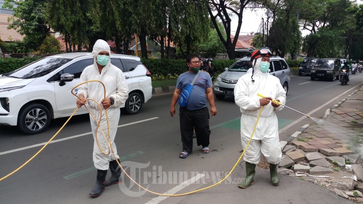 Relawan PMI Tangerang Lakukan Penyemprotan Disinfektan Covid-19