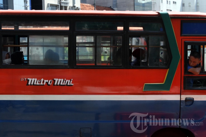 Angkutan umum Metromini menunggu penumpang di Terminal Blok M, Jakarta, Rabu (26/7/2017). Pemprov DKI Jakarta berencana merevitalisasi bus Metromini menjadi Minitrans yang berada di bawah manajemen PT TransJakarta guna meningkatkan kenyamanan penumpang serta terwujudnya moda transportasi umum yang terintegrasi di ibu kota. 