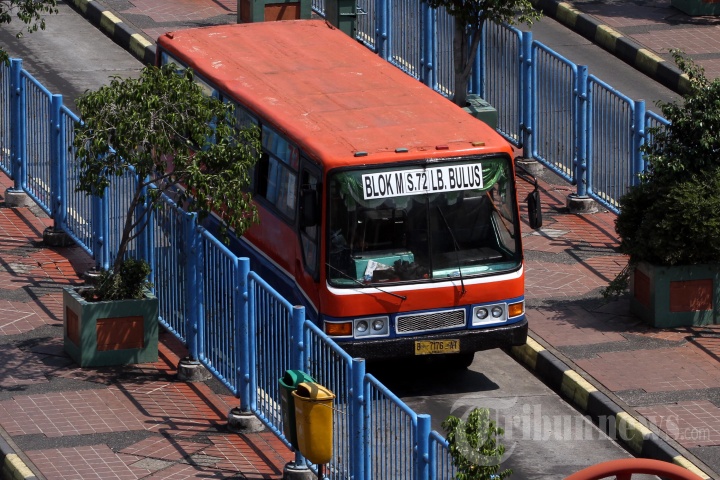 Angkutan umum Metromini menunggu penumpang di Terminal Blok M, Jakarta, Rabu (26/7/2017). Pemprov DKI Jakarta berencana merevitalisasi bus Metromini menjadi Minitrans yang berada di bawah manajemen PT TransJakarta guna meningkatkan kenyamanan penumpang serta terwujudnya moda transportasi umum yang terintegrasi di ibu kota. 
