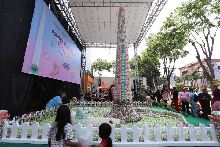 Replika Tugu Pahlawan Raih Rekor Muri