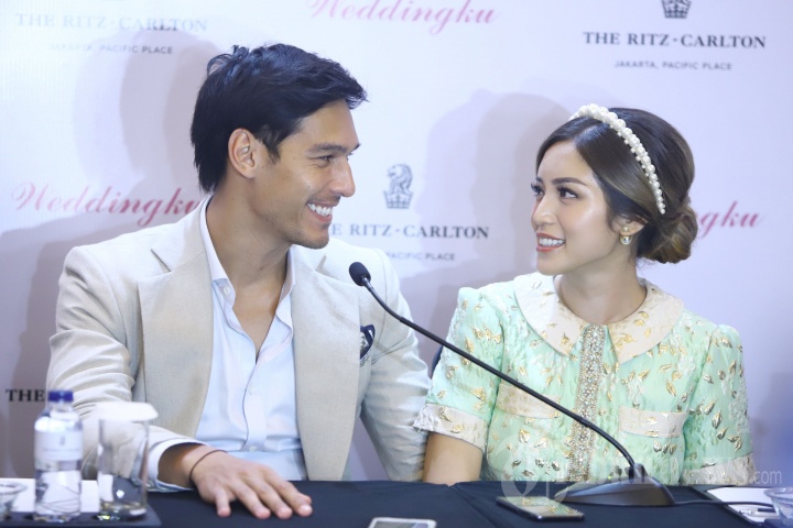Pasangan selebritis, Jessica Iskandar dan Richard Kyle menggelar konferensi pers sebelum melakukan pertunangan di Hotel The Ritz-Carlton, Pacific Place, Jakarta Selatan, Sabtu (15/6/2019). Jessica Iskandar dan Richard Kyle melakukan pertunangan setelah sekian lama menjalin hubungan dan rencananya akan melangsungkan pernikahan tahun depan di Bali. 