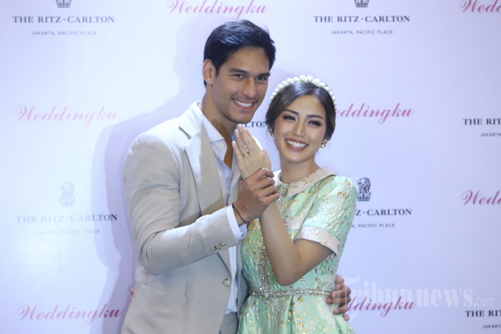 Pasangan selebritis, Jessica Iskandar dan Richard Kyle menggelar konferensi pers sebelum melakukan pertunangan di Hotel The Ritz-Carlton, Pacific Place, Jakarta Selatan, Sabtu (15/6/2019). Jessica Iskandar dan Richard Kyle melakukan pertunangan setelah sekian lama menjalin hubungan dan rencananya akan melangsungkan pernikahan tahun depan di Bali. 