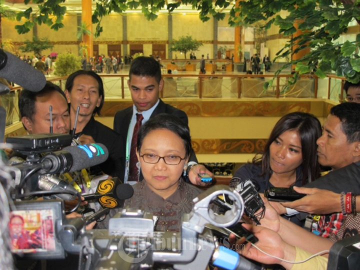 Menteri Luar Negeri Retno Marsudi, selaku Ketua Bidang Substansi Panitia Nasional Peringatan 60 Tahun Konferensi Asia Afrika (KAA), memberikan keterangan pers usai meresmikan Pameran Kerjasama Selatan-Selatan pada hari pertama Peringatan KAA ke-60 di Jakarta Convention Center (JCC), Jakarta, Minggu (19/4/2015). 