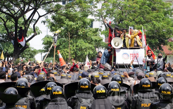 Ribuan Demonstran Tuntut Pencabutan UU Cipta Kerja