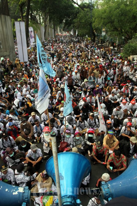 Ribuan Guru Honorer Demo Minta Jadi PNS