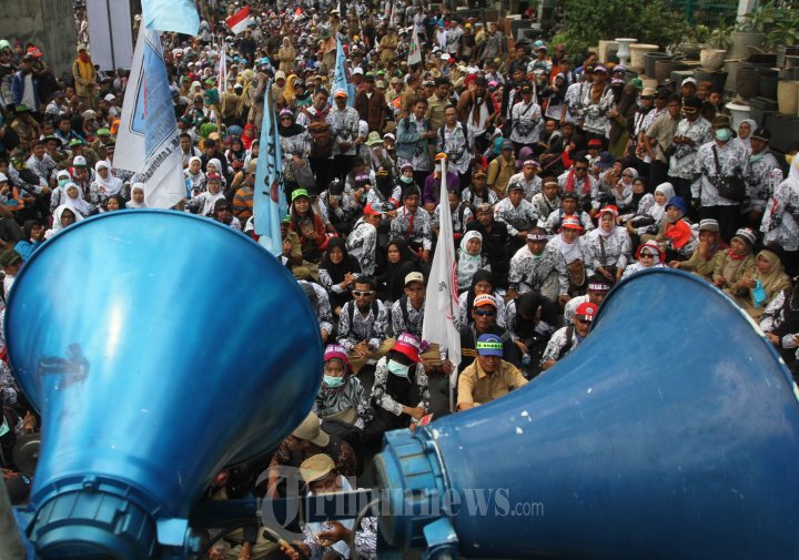 Ribuan Guru Honorer Demo Minta Jadi PNS