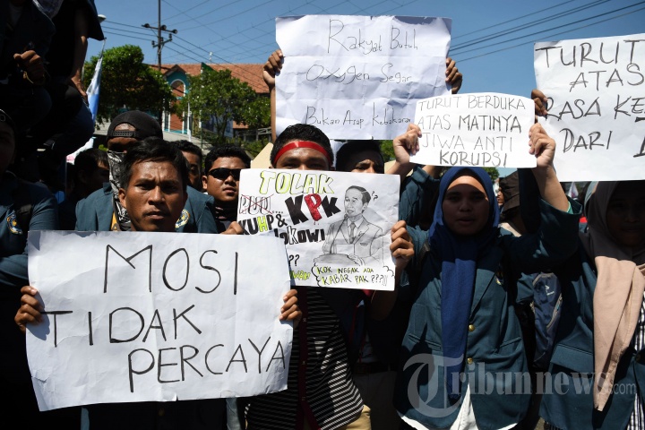 Ribuan mahasiswa dari sejumlah universitas baik negeri maupun swasta di Surabaya menggeruduk Gedung DPRD Jawa Timur, di Jalan Indrapura, Kota Surabaya, Jawa Timur, Rabu (25/9/2019). Dalam aksinya mereka membawa sejumlah tuntutan di antaranya yakni mendesak pemerintah menerbitkan Perppu untuk membatalkan UU KPK, membatalkan pengesahan RKUHP, serta menolak RUU Ketenagakerjaan yang tidak berpihak kepada rakyat dan pribumi. 