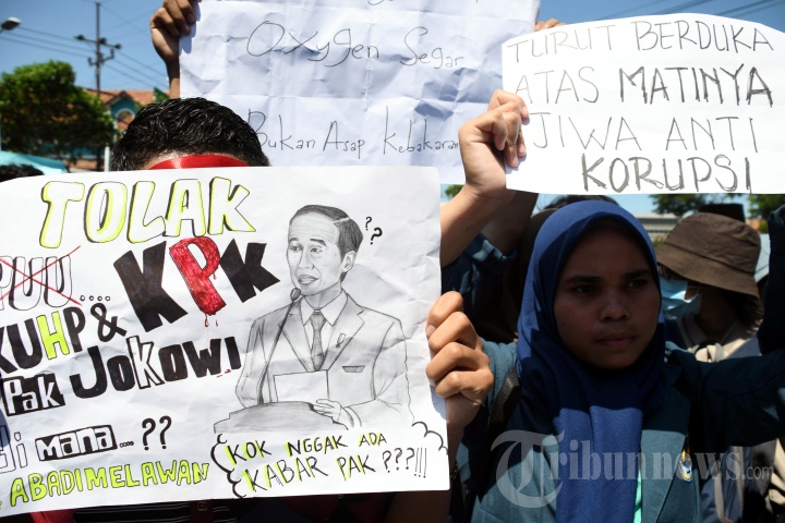 Ribuan mahasiswa dari sejumlah universitas baik negeri maupun swasta di Surabaya menggeruduk Gedung DPRD Jawa Timur, di Jalan Indrapura, Kota Surabaya, Jawa Timur, Rabu (25/9/2019). Dalam aksinya mereka membawa sejumlah tuntutan di antaranya yakni mendesak pemerintah menerbitkan Perppu untuk membatalkan UU KPK, membatalkan pengesahan RKUHP, serta menolak RUU Ketenagakerjaan yang tidak berpihak kepada rakyat dan pribumi. 