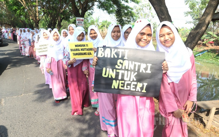 Ribuan Santri Ponpes Daarul Muttaqien 2, melakukan longmarch dengan berjalan kaki menyusuri Jalan Cadas- Kukun, Pasar Kemis, Kabupaten Tangerang, dalam rangka memperingati Hari Santri Nasional yang jatuh pada Senin (22/10/2018) ini. Kegiatan ini dijadilan para santri sebagai ajang silaturahmi dengan warga yang bermukim di sepanjang jalan yang mereka lintasi sambil mensosialisasikan kepada warga agar tak segan untuk menyekolahkan anak anaknya di pondok pesantren. 