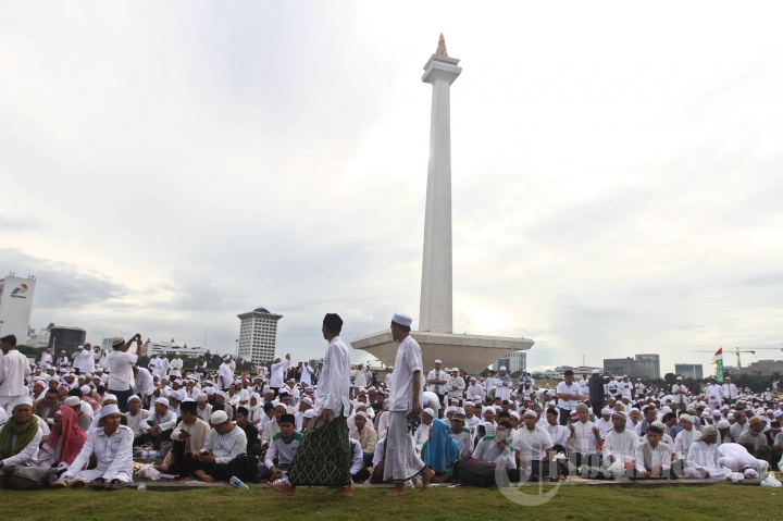 Ribuan Umat Muslim Mulai Memenuhi Lapangan Monas