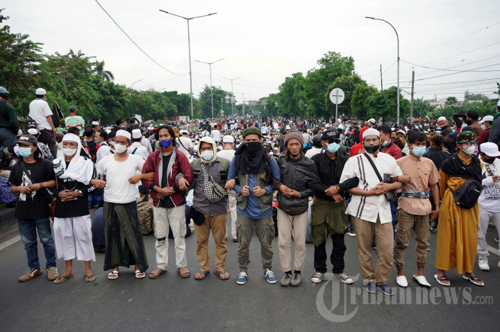 Ricuh Pendukung saat Sidang Vonis Rizieq Shihab
