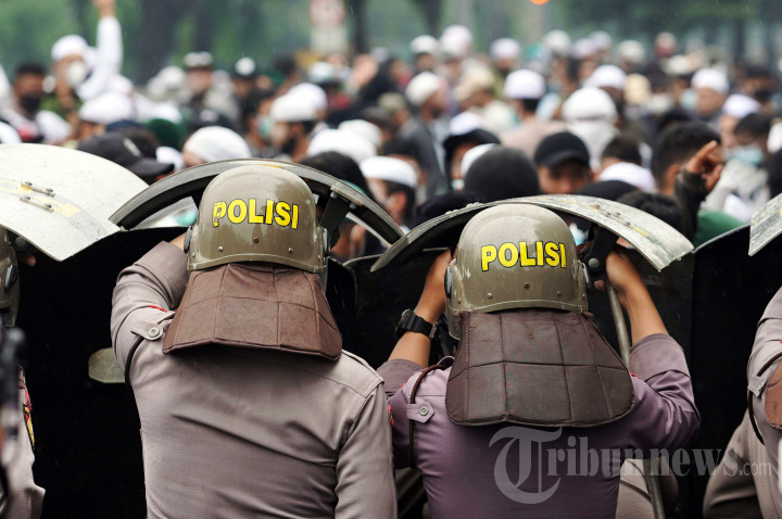 Ricuh Pendukung saat Sidang Vonis Rizieq Shihab