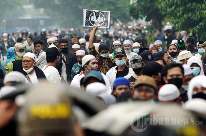 Ricuh Pendukung saat Sidang Vonis Rizieq Shihab